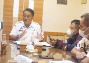 BERI KETERANGAN: Ketua Komisi Pengawas Pupuk dan Pestisida (KP3) Kabupaten Blora, Jawa tengah Komang Gede Irawadi, berikan keterangan terkait polemic pupuk subsidi pada Rabu, 23 November 2022. (Lilik Yuliantoro/Lingkarjateng.id)