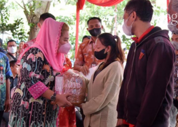 TEKAN HARGA: Plt Wali Kota Semarang, Hevearita Gunaryanti Rahayu saat operasi pasar perdana di Kelurahan Rejosari, Kecamatan Semarang Timur Kota Semarang. (Adimungkas/Lingkarjateng.id)