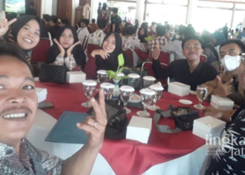 ANTUSIAS: Pendamping perwakilan pemuda dari Kabupaten Kudus, Sumono foto bersama dengan para peserta dari Kabupaten Kudus dalam Jambore Pemuda Daerah Provinsi Jawa Tengah. (Istimewa/Lingkarjateng.id)