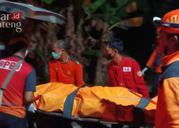 MENGEVAKUASI: Tim BPBD Grobogan bersama relawan mengevakuasi korban tenggelam yang ditemukan hanyut hingga di Sungai Wulan, Desa Sambung, Kecamatan Undaan, Kabupaten Kudus. (Istimewa/Lingkarjateng.id)