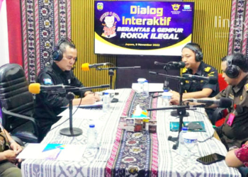 DISKUSI: Dialog Interaktif Berantas dan Gempur Rokok Ilegal bersama Asisten II Sekda Jepara, Dyar Susanto (kiri, baju batik), Pemeriksa Bea dan Cukai Ahli Pertama, Budi Santoso (pojok kanan), Kasi Pidsus Kejari Jepara, Iyus Hendayana (tengah, kanan) pada Rabu, 9 November 2022. (Muslichul Basid/Lingkarjateng.id)