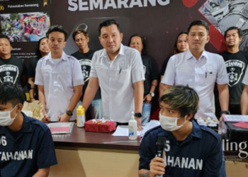 GELAR PERKARA: Pelaku pembuat uang palsu yang dijual secara daring dihadirkan saat pers rilis di Mapolrestabes Semarang pada Rabu, 23 November 2022. (Istimewa/Lingkarjateng.id)