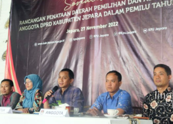 SOSIALISASI: Ketua KPU Jepara Subchan Zuhri (tengah) menyampaikan materi sosialisasi Rancangan Penataan Dapil dan Alokasi Kursi DPRD pada Pemilu 2024. (Muslichul Basid/Lingkarjateng.id)