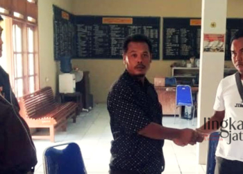 MEDIASI: Mediasi antara perwakilan pelaku yang ceburkan motor ke saluran irigasi dengan perwakilan korban di Balai Desa Pilangpayung, Kecamatan Toroh, Kabupaten Grobogan pada Jumat, 11 November 2022. (Muhamad Ansori/Lingkarjateng.id)