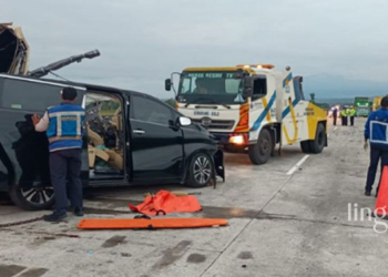 MENGEVAKUASI: Petugas mengevakuasi Toyota Alphard yang mengalami kecelakaan di KM 490 Tol Semarang-Solo pada Kamis, 24 November 2022. (Istimewa/Lingkarjateng.id)