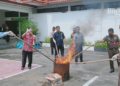 MEMUSNAHKAN: Petugas Kejaksaan Negeri (Kejari) Kabupaten Blora melakukan pemusnahan barang bukti pada Selasa, 8 November 2022. (Lilik Yuliantoro/Lingkarjateng.id)