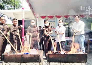 MEMUSNAHKAN: Kejaksaan Negeri Grobogan besama perwakilan Polres Grobogan dan pihak terkait memusnahkan barang bukti perkara di halaman Kantor Kejari setempat pada Rabu, 9 November 2022. (Muhamad Ansori/Lingkarjateng.id)