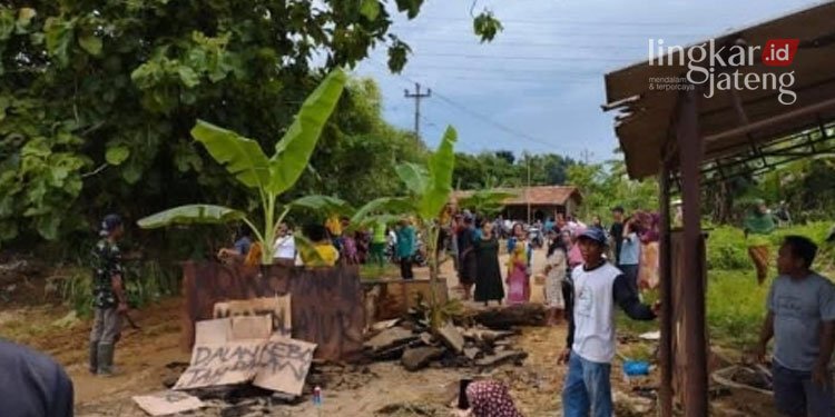 RUSAK: Jalan Sukolilo-Prawoto, Kabupaten Pati rusak parah ditanami pohon oleh warga setempat pada Rabu, 30 November 2022. (Istimewa/Lingkarjateng.id)