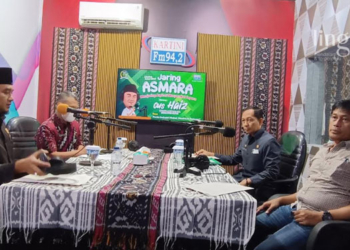 DISKUSI: Ketua DPRD Jepara Haizul Ma'arif (kiri) berdialog dengan Kepala Disperindag Eriza Rudi Yulianto (kanan, baju hitam) bersama Ketua DPD HIMKi Jepara Antonius Suhandoyo (kanan, baju cokelat). (Muslichul Basid/Lingkarjateng.id)