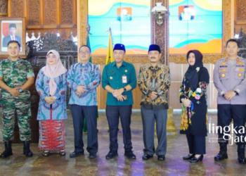 KOMPAK: Ketua PA Jepara sebelumnya Rifai (empat dari kanan) berfoto bersama Pj Bupati Jepara Edy Supriyanta (tengah) dan Ketua PA Jepara Hendi Rustam (empat dari kiri).