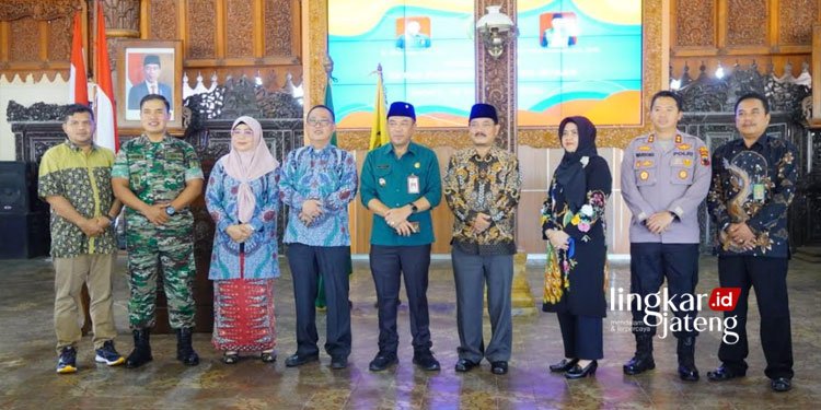 KOMPAK: Ketua PA Jepara sebelumnya Rifai (empat dari kanan) berfoto bersama Pj Bupati Jepara Edy Supriyanta (tengah) dan Ketua PA Jepara Hendi Rustam (empat dari kiri).