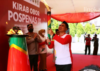 MENYALA: Wakil Gubernur Jateng, Taj Yasin saat menyalakan obor api abadi untuk Pospenas pada Senin, 21 November 2022. (Tomi Budianto/Lingkarjateng.id)