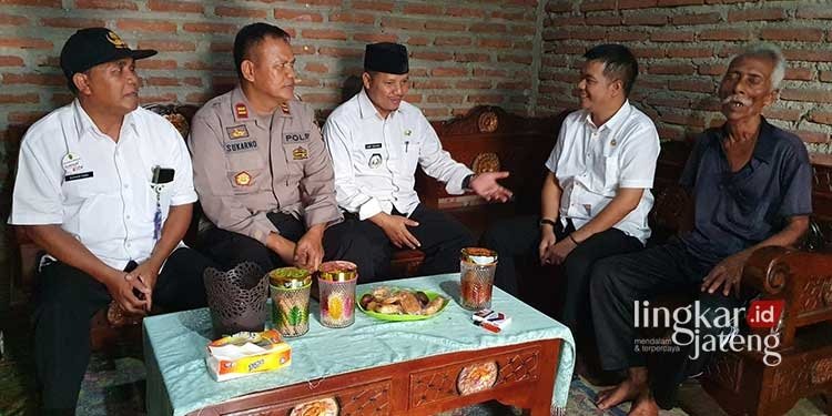 Kuasa Hukum Sunari Bakal Segel Lagi Balai Desa dan SDN Dukuhseti 02 Pati 25 Kuasa-Hukum-Sunari-Bakal-Segel-Lagi-Balai-Desa-dan-SDN-Dukuhseti-02-Pati