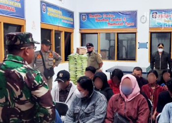 PEMBINAAN: Satpol PP Pati memberikan pembinaan terhadap 8 pasangan ilegal yang terciduk dalam razia di Kecamatan Pati dan Kecamatan Margorejo pada Kamis, 10 November 2022. (Istimewa/Lingkarjateng.id)