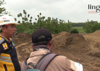 MENINJAU: Bupati Rembang, Abdul Hafidz meninjau progres pengerjaan Embung Glebek, baru-baru ini. (R. Teguh Wibowo/Lingkarjateng.id)