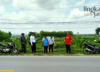 OLAH TKP: Eko Arifianto (kaos biru) bersama Polsek Jiken saat olah TKP peristiwa curanmor di Desa Ginjahan, Kecamatan Jiken, Kabupaten Blora pada Kamis, 24 November 2022. (Lilik Yuliantoro/Lingkarjateng.id)