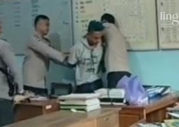 Maling di Blora Ketiduran usai Beraksi, Kaget saat Dibangunkan Polisi 27 MENANGKAP: Anggota Polsek Tunjungan saat membangunkan maling bernama Gangsar Ariyanto (GA) di salah satu ruangan di SDN 1 Tamanrejo, Kecamatan Tunjungan. (Lilik Yuliantoro/Lingkarjateng.id)