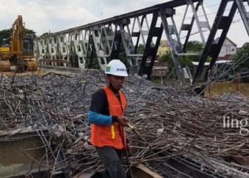 PROSES KERJA: Alat berat sedang membongkar lantai Jembatan Juwana pada Senin, 21 November 2022. (Aziz Afifi/Lingkarjateng.id)