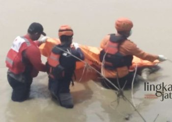 EVAKUASI: Tim BPBD Grobogan saat melakukan evakuasi mayat yang ditemukan di Sungai Lusi, Dusun Sembungharjo, Kecamatan Pulokulon, Kabupaten Grobogan pada Jumat, 18 November 2022. (Muhamad Ansori/Lingkarjateng.id)