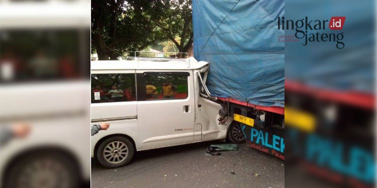 MENABRAK: Sebuah minibus seruduk truk mogok di jalur Pantura Batang tepatnya di Jalan Raya Pucungkerep, Kecamatan Subah, Kabupaten Batang pada Rabu, 2 November 2022. (Dok. Facebook @Dawer/Lingkarjateng.id)