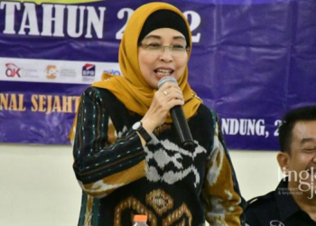 MENYAMPAIKAN: Penjabat (Pj) Bupati Batang, Lani Dwi Rejeki saat memberikan keterangan terkait pendapatan PT Bank Perkreditan Rakyat (BPR) Pemberdayaan Ekonomi Rakyat (Bapera) pada tahun 2023. (Dok. Humas Pemkab Batang/Lingkarjateng.id)