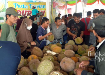DISERBU: Ribuan pengunjung antusias menyerbu festival durian di halaman GOR Bahurekso Kendal pada Jumat, 4 November 2022. (Arvian Maulana/Lingkarjateng.id)