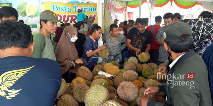 DISERBU: Ribuan pengunjung antusias menyerbu festival durian di halaman GOR Bahurekso Kendal pada Jumat, 4 November 2022. (Arvian Maulana/Lingkarjateng.id)