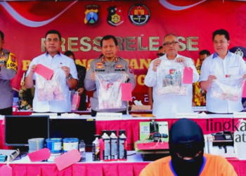 KONFERENSI PERS: Polda Jawa Timur mengungkap kasus sindikat pembuatan dan peredaran uang palsu yang melibatkan ASN Grobogan, Jawa Tengah sebagai dalang yang mendanai produksi uang palsu. (Youtube Ditreskrimsus Polda Jatim/Lingkarjateng.id)