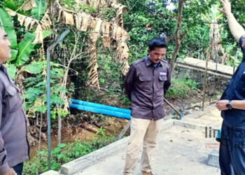 MEMERIKSA: Ketua Farksi Nasdem, Padmono Wisnugroho (baju hitam, kanan) memeriksa saluran PDAM Jepara yang ada di Bendungan Bongpes Welahan. (Muslichul Basid/Lingkarjateng.id)