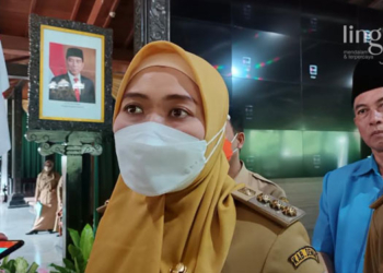 MENJELASKAN: Bupati Demak, Eisti'anah memberikan keterangan kepada awak media, belum lama ini. (Tomi Budianto/Lingkarjateng.id)