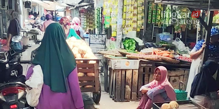 BERDESAKAN: Kondisi di dalam Pasar Kota Rembang yang sempit. (R Teguh Wibowo/Lingkarjateng.id)