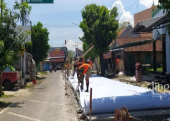 Pemkab Batang Gelontorkan Rp 2,87 M untuk Perbaikan Jalan Rusak 31 PENGERJAAN PROYEK: Sejumlah pekerja proyek sedang melakukan perbaikan ruas jalan di Jalan KH. Achmad Dahlan, Kabupaten Batang. (Istimewa/Lingkarjateng.id)