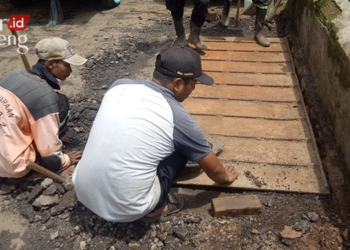 Pemkab-Jepara-Tambal-Darurat-Jembatan-Kalitempur-yang-Berlubang