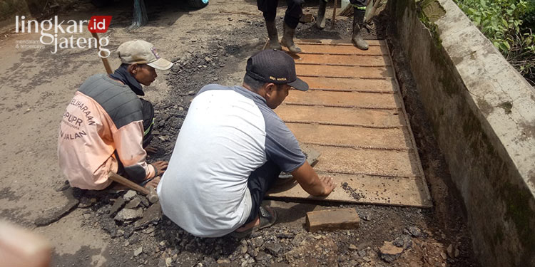 Pemkab Jepara Tambal Darurat Jembatan Kalitempur yang Berlubang 13 Pemkab-Jepara-Tambal-Darurat-Jembatan-Kalitempur-yang-Berlubang