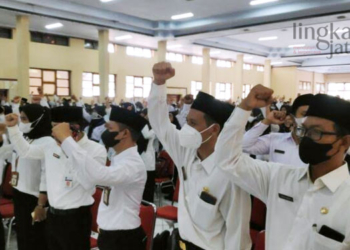 KHIDMAT: Para ASN di lingkungan Kabupaten Rembang melaksanakan sumpah janji jabatan, beberapa waktu lalu. (R Teguh Wibowo/Lingkarjateng.id)