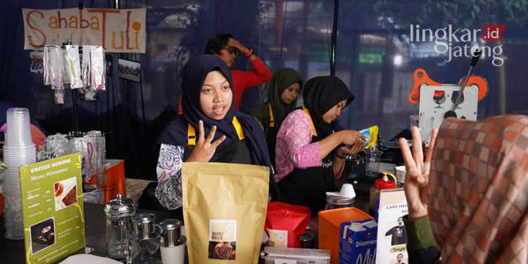 SEMANGAT: Sahabat Tuli Salatiga saat melayani pembeli di stand Expo Literasi yang digelar oleh Pemkot Salatiga pada beberapa waktu lalu. (Dok. Humas Pemkot Salatiga/Lingkarjateng.id)