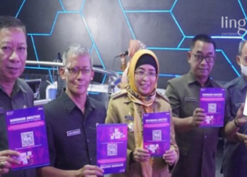 MENUNJUKKAN: Penjabat Bupati Batang, Lani Dwi Rejeki bersama bersama Kepala Diskominfo Triossy Juniarto (nomor 2 dari kanan) menunjukkan QR Code Dashboard Analytics Pemkab Batang. (Istimewa/Lingkarjateng.id)