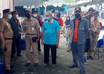 MONITORING: Pj Bupati Jepara Edy Supriyanta (paling kiri pakai seragam ASN) meninjau pelaksanaan pemilihan kepala desa (pilkades) pada Senin, 14 November 2022. (Muslichul Basid/Lingkarjateng.id)