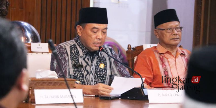 MENGARAHKAN: Pj Bupati Jepara, Edy Supriyanta saat memberikan arahan dalam Rapat Mediasi RSI Sultan Hadirin pada Selasa, 15 November 2022. (Muslichul Basid/Lingkarjateng.id)