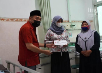 EMPATI: Pj Bupati Jepara, Edy Supriyanta menjenguk bocah korban penganiayaan di RSUD Kartini dan memberikan bantuan uang pengobatan. (Muslichul Basid/Lingkarjateng.id)