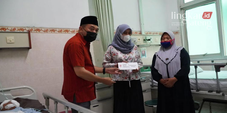 EMPATI: Pj Bupati Jepara, Edy Supriyanta menjenguk bocah korban penganiayaan di RSUD Kartini dan memberikan bantuan uang pengobatan. (Muslichul Basid/Lingkarjateng.id)