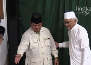 SILATURAHMI: Menteri Pertahanan, Prabowo Subianto saat bertemu KH.Ahmad Mustofa Bisri (Gus Mus) di komplek Pondok Pesantren Raudlatut Thalibin, Kelurahan Leteh, Kabupaten Rembang. (R. Teguh Wibowo/Lingkarjateng.id)