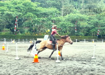 BERKUDA: Salah satu atlet berkuda kategori HBA mengikuti Kendal Berkuda Bupati Cup 2022 di Destinasi Wisata Santosa Stable Desa Laban, Kecamatan Boja Kabupaten Kendal pada Minggu, 20 November 2022. (Arvian Maulana/Lingkarjateng.id)