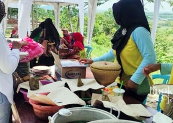 PROMOSI: Warga Desa Jragung menyajikan jajanan tradisional saat acara Festival Jajanan Tradisional beberapa waktu lalu. (Tomi Budianto/Lingkarjateng.id)