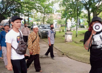 PROTES: Puluhan petani di Blora mendatangi DPRD Blora untuk melakukan audensi terkait keluhan pupuk bersubsidi.