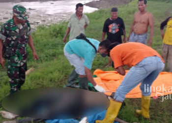 EVAKUASI: Tim Basarnas mengevakuasi korban tenggelam di Bendungan Gelapan, Sungai Tuntang Desa Gelapan, Kecamatan Gubug, Kabupaten Grobogan pada Minggu, 6 November 2022. (Dok. Facebook Korem Makutarama/Lingkarjateng.id)
