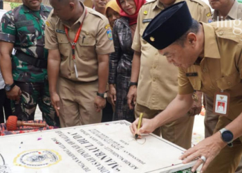 MERESMIKAN: Pj Bupati Jepara, Edy Supriyanta saat menandatangani peresmian gedung Madin Awaliyah Manbaul Huda di Desa Kendengsidialit, Kecamatan Welahan, Kabupaten Jepara pada beberapa waktu lalu. (Muslichul Basid/Lingkarjateng.id)