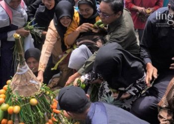 BEREBUT: Warga Desa Silurah Batang berebut gunungan hasil bumi Ritual Nyadran pada Kamis, 24 November 2022. (Dok. Humas Pemkab Batang/Lingkarjateng.id)