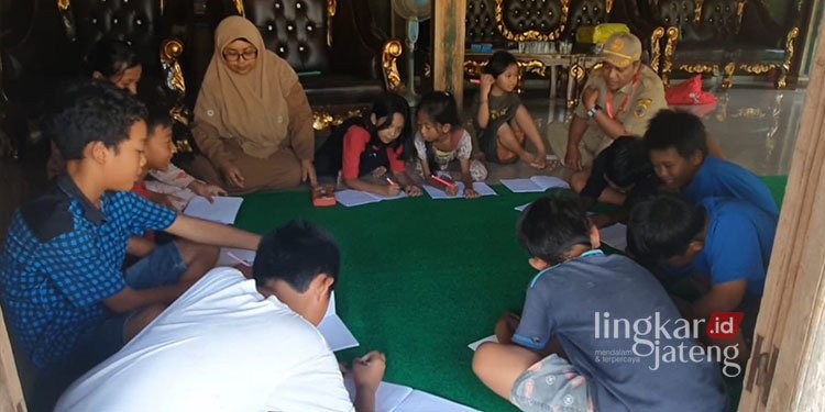 SDN Dukuhseti 2 Pati Disegel, Ratusan Siswa Tetap Ikuti KBM 25 SDN-Dukuhseti-2-Pati-Disegel,-Ratusan-Siswa-Tetap-Ikuti-KBM