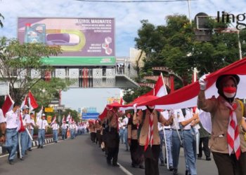 MENARIK: Kirab Merah Putih sepanjang 1001 meter dibentangkan dari Halaman Balaikota menuju Simpang Lima Semarang oleh sejumlah masyarakat dan pelajar pada Kamis, 10 November 2022. (Adimungkas/Lingkarjateng.id)